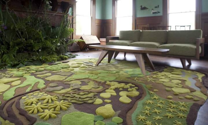 Wild: Mit dem grün-braun gemusterte Teppich von Angela Adams kommt die Waldlandschaft zu einem nach Hause.