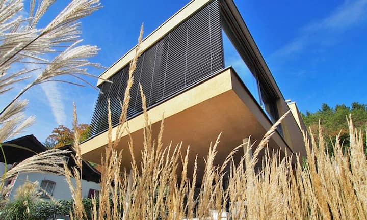 Bereits durch die aussergewöhnliche Bauart fällt das Terrassenhaus in Oftringen auf.