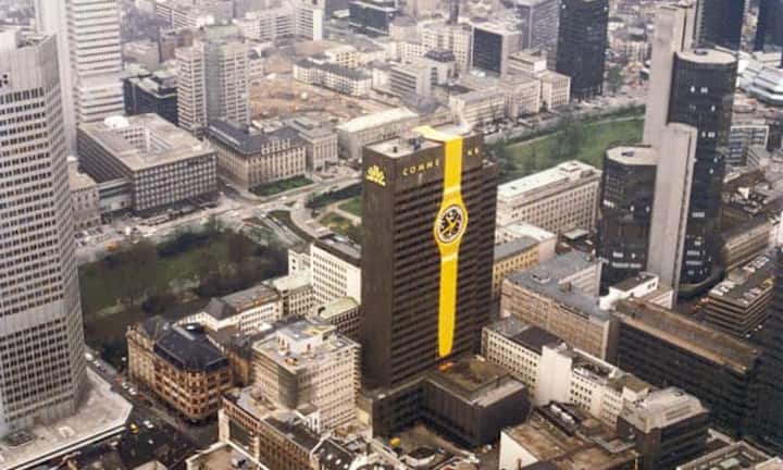 Riesen-Swatch 1984 als Werbung am Hauptsitz der Commerzbank.