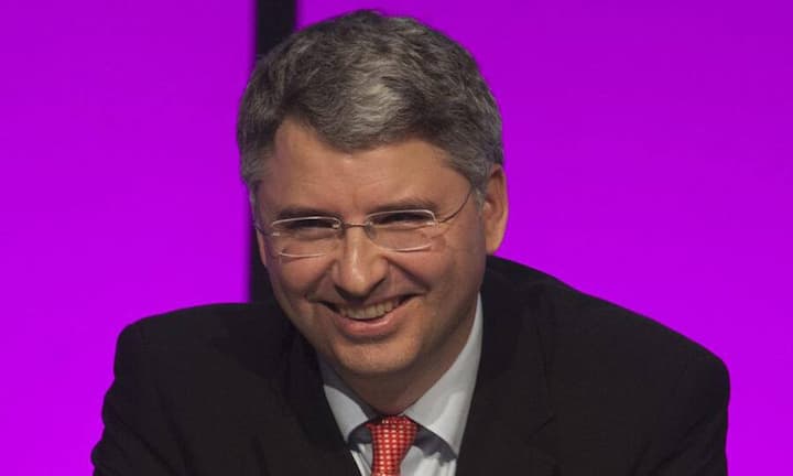 Jimenez-Branchenkollege Severin Schwan (CEO Roche) hat ebenfalls gut Lachen und schafft es im BILANZ-Ranking dieses Jahr in die Top 10. Um 24 Plätze vorgerückt, belegt er heuer genau Platz 10.