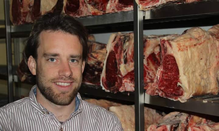 Marco Tessaro im Kühlraum von Luma Beef in Neuhausen am Rheinfall.