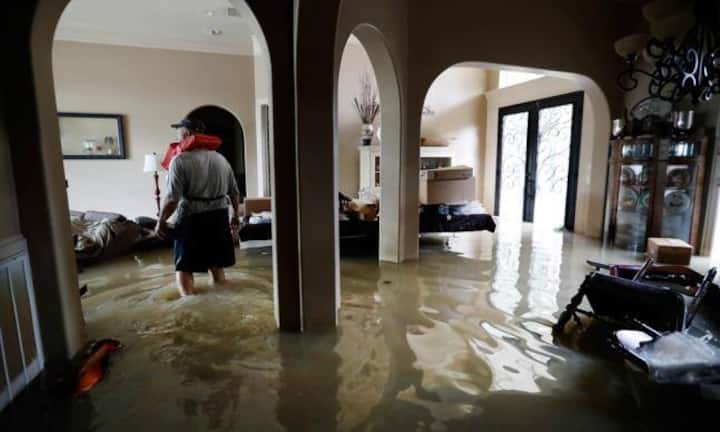 Bei Zehntausenden Menschen stand das Wasser so hoch im eigenen Heim, dass sie ihre Häuser verlassen mussten.
