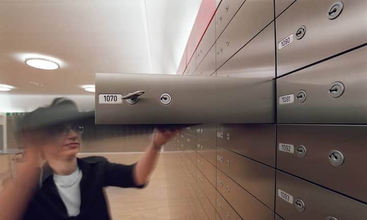 VermögensverwaltungDie Kosten für die Vermögensverwaltung können vom steuerbaren Einkommen abgezogen werden. Dazu gehören fast alle Bankgebühren, wie etwa Depot- und Safegebühren, Spesen für die Kontoführung und Kontoeröffnungs- und - saldierungsspesen. Viele Kantone akzeptieren auch einen Pauschalabzug von 0,5 bis 3 Promille des Vermögens. Nicht abzugsfähig sind Vermögensverwaltungshonorare, die einem Berater bezahlt werden.