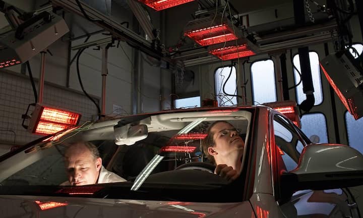 Die Schnüffler von IngolstadtDer Automobilhersteller Audi schickt seine Ingenieure auf Schnupperkurs. Die Experten suchen mit ihrem natürlichen Messgerät Nase im Inneren eines Prototypen nach störenden Ausdünstungen von Kunststoffteilen, Leder, Gummi-
und Textilmatten. Rund 500 Bauteile werden von dem Nasenteam nach strengen Maßstäben analysiert und bewertet. Das Gutachten
entscheidet über die Eignung eines Werkstoffes.Stefan Pielow, Starnberg, Deutschland