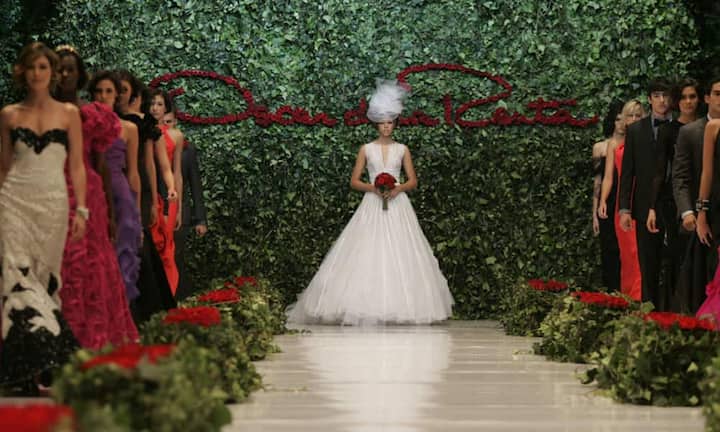 Bekannt waren auch seine Hochzeitskleider. Zuletzt hatte er unter anderem das Brautkleid von Amal Alamuddin für ihre Hochzeit mit dem Hollywood-Star George Clooney kreiert.