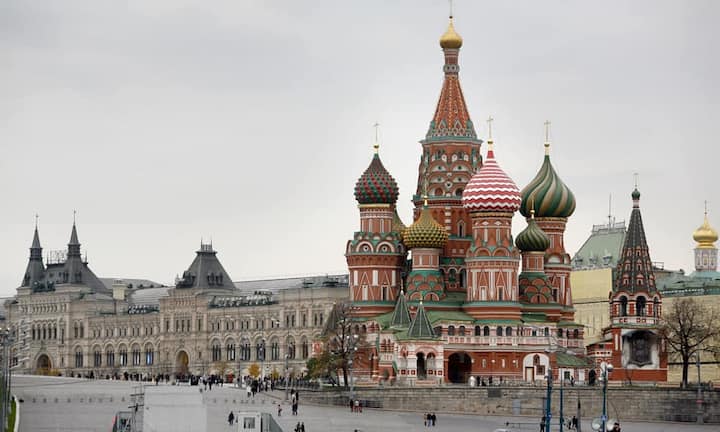 Platz 3: Moskau
Vielleicht liegt es an den Sprachbarrieren, dass die russische Hauptstadt nicht wirklich gut ankommt. Vielleicht auch am Präsidenten, dem man einiges nachsagen kann, überzogene Freundlichkeit hingegen wohl eher nicht. Die Leser des amerikanische Magazins empfanden die Stadt und seine Einwohner als unfreundlich.