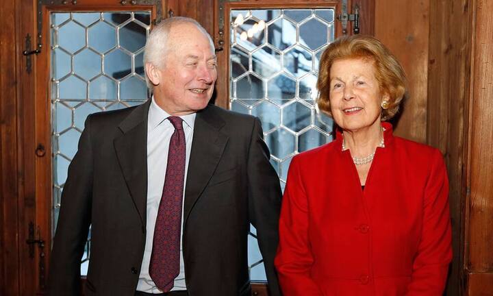 Die Top Ten der 300 Reichsten:Rang 10: Fürst Hans-Adam von und zu LiechtensteinDer Landesvater von Liechtenstein eröffnet die Top Ten mit einem Vermögen von 8 bis 9 Milliarden Franken. Das Geld verdankt er vor allem der, dem Fürstentum gehörende Bank LGT sowie verschiedenen Beteiligungen und der Kunst. Ferner besitzt die Fürstenfamilie 19'600 Hektaren Ländereien, Forste, ein Weingut, Immobilien und mit RiceTec auch ein Saatgutunternehmen.Keystone