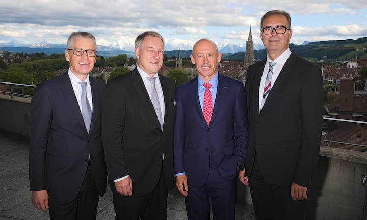 Urs P. Gauch, Leiter Departement Firmenkunden, Raiffeisen Schweiz;
Urs Berger, VRP, die Mobiliar;
Patrik Gisel, Vorsitzender der Geschäftsleitung, Raiffeisen Schweiz;
Hanspeter Rüfenacht, CEO, BEKB und Präsident Volkswirtschaftliche Gesellschaft Bern (Bilder v.l.n.r.)Bilder: Markus Senn