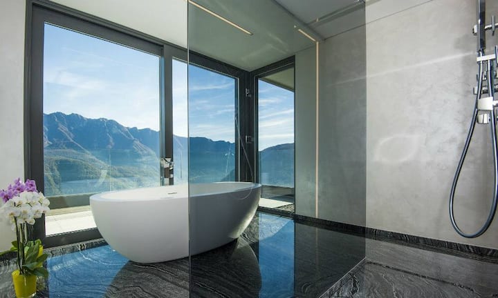 In der Badewanne liegend, hat man eine Aussicht auf den Luganersee.
Zur Entspannung steht ein Fitnessraum mit Sauna und Dampfbad zur Verfügung.