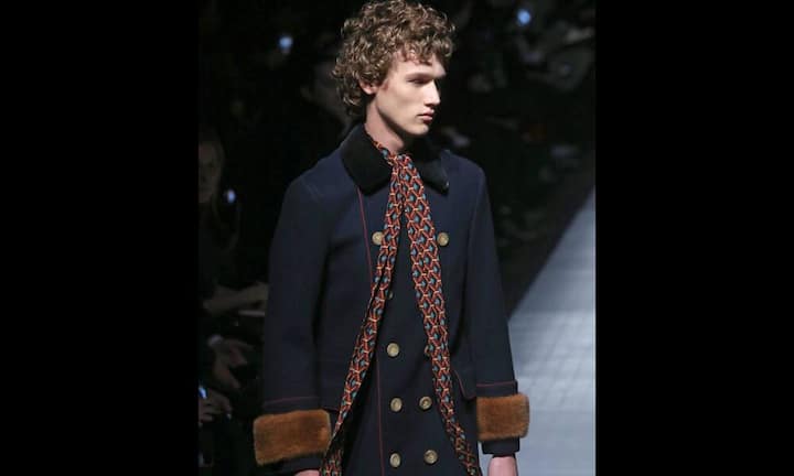 Gute Kombi: Dicker Mantel mit dünnem Schal.