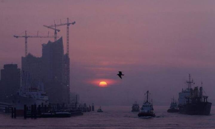 Gar als Skandalprojekt gilt inzwischen die Elbphilharmonie in Hamburg. Das seit 2007 im Bau befindliche Konzerthaus sollte eigentlich 77 Millionen Euro kosten und 2010 eingeweiht werden. Inzwischen ist die Eröffnung auf 2017 verschoben worden und die voraussichtlichen Kosten betragen rund 800 Millionen Euro.