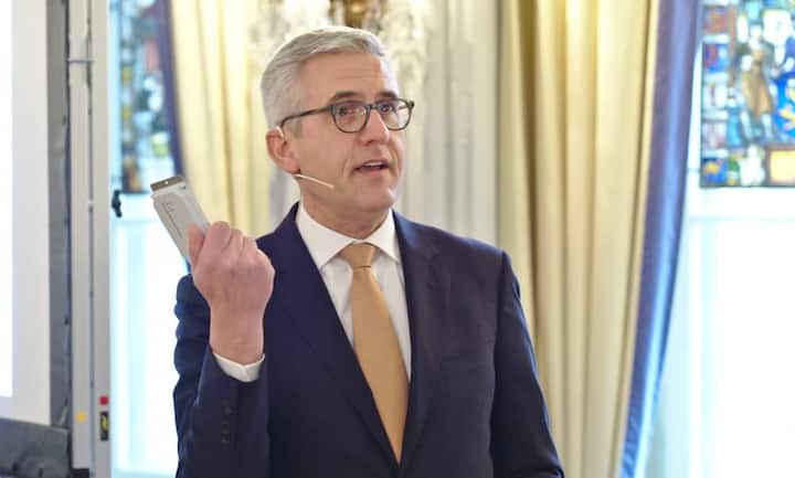 Ulrich Spiesshofer, CEO, ABB, präsentiert einen Sensor