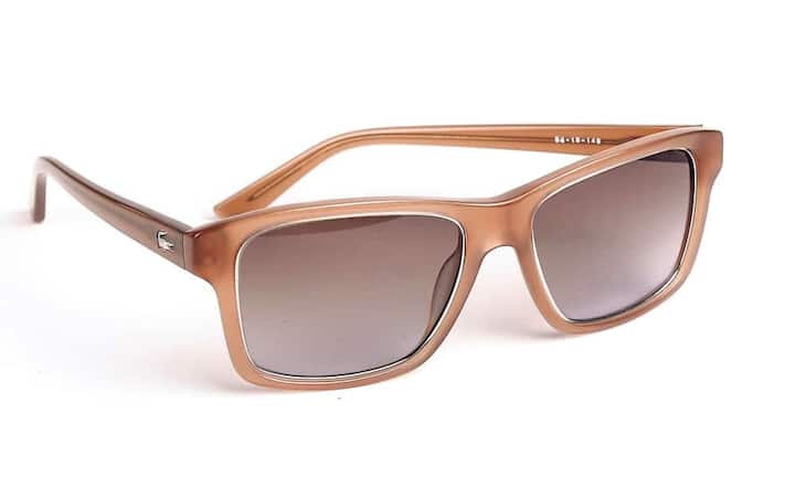 Sportlich: Zum sommerlichen Wochenend-Look passt diese sportlich-elegante Sonnenbrille von Lacoste. Sie ist strapazierfähig und bietet grossen Tragekomfort. Preis 219 Franken