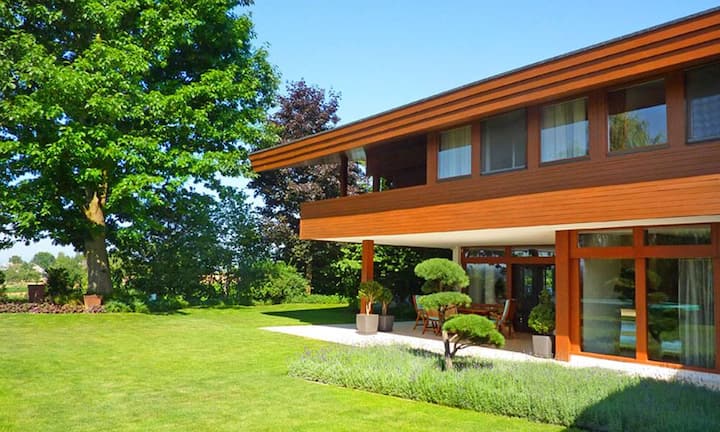 Die 70er-Jahre Villa ist umgeben von über 3'300 m² Gartenanlage mit...