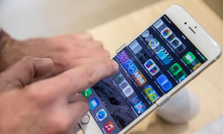 Das iPhone 6 macht den Unterschied: Apple hat den Thron zurückerobert und ist mit einem errechneten Marktwert von knapp 247 Milliarden US-Dollar die wertvollste Marke weltweit. Vor allem dank dem iPhone 6 steigerte der Technologiegigant seinen Wert - um satte 67 Prozent.  Bilder: Bloomberg/ Keystone