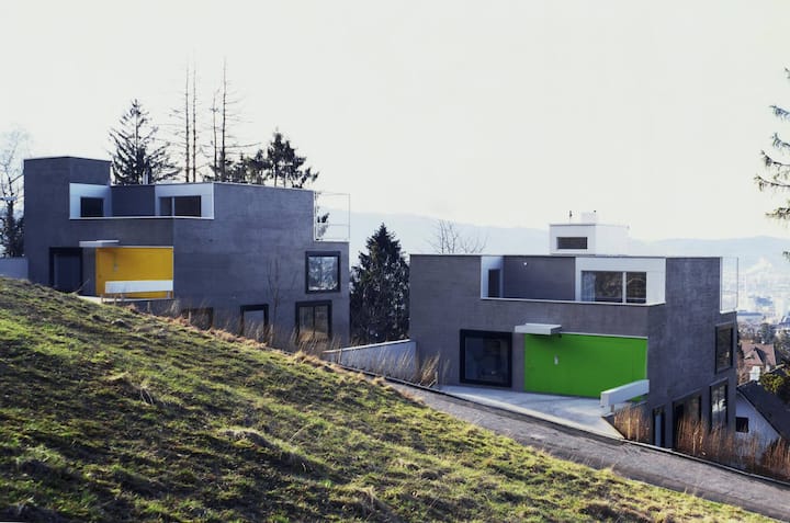 Zwei Häuser in Zürich.