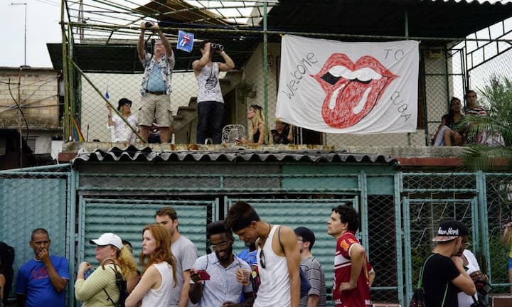 Viele versuchten von den Dächern umliegender Häuser einen Blick auf die britischen Weltstars zu erhaschen.