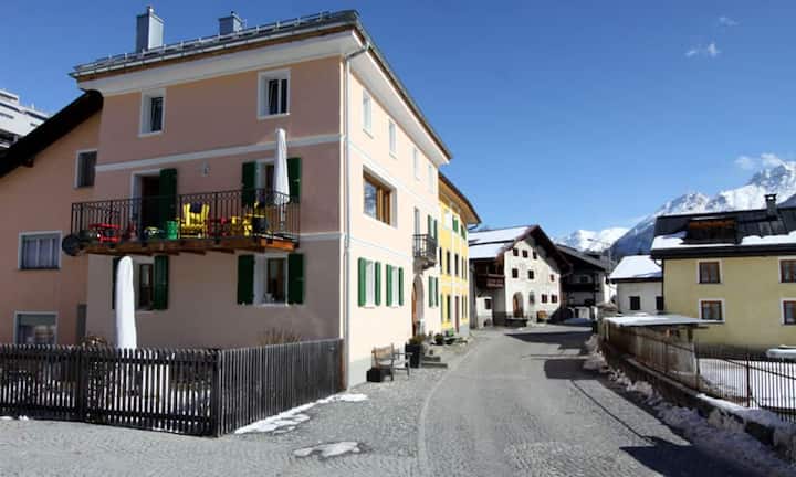 Das 7-Zimmer-Haus liegt am Westrand der Dorfkernzone von Scuol Sot an einer unverbaubaren Aussichtslage.