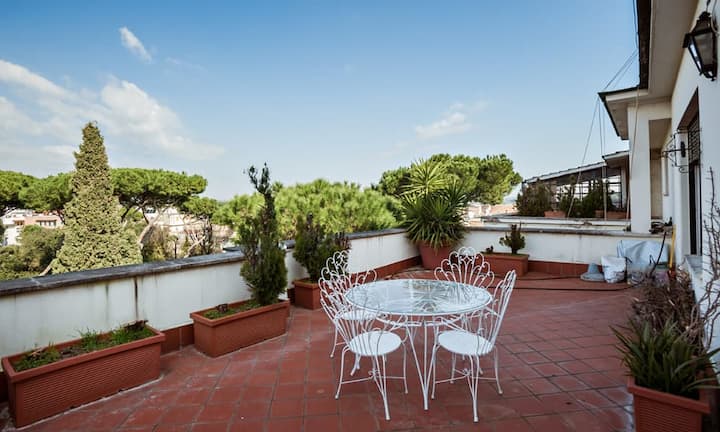 ..und verfügt über eine 80 Quadratmeter grosse Terasse...