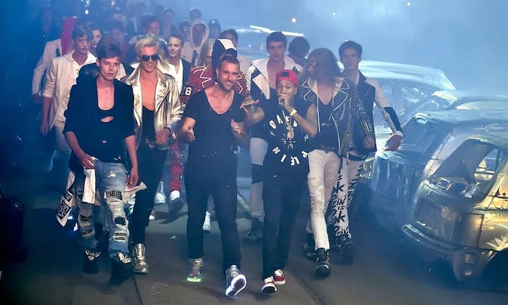 Philipp Plein (Mitte) ist einer der angesagtesten Modedesigner. Entsprechend prachtvoll residiert der «King of Bling» mittlerweile in Lugano TI. Doch eine Villa will Plein jetzt verkaufen.