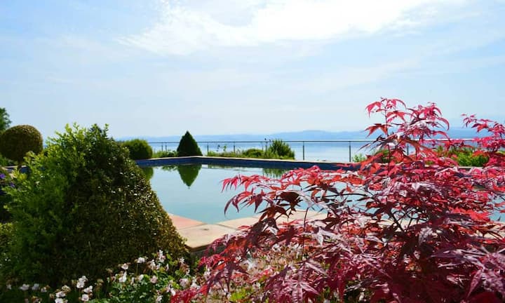 Die Villa mit einer gesamten Wohnfläche von über 700 Quadratmetern bietet nebst dem Luxus der unverbaubaren Sicht über den gesamten Murtensee und die Schweizer Alpenkette viele Annehmlichkeiten: Hochwertige Baumaterialien sowohl innen als auch aussen, mehrere uneinsehbare Aussensitzplätze für jede Tageszeit, selbst vom Swimmingpool aus Aussicht auf See und Berge.