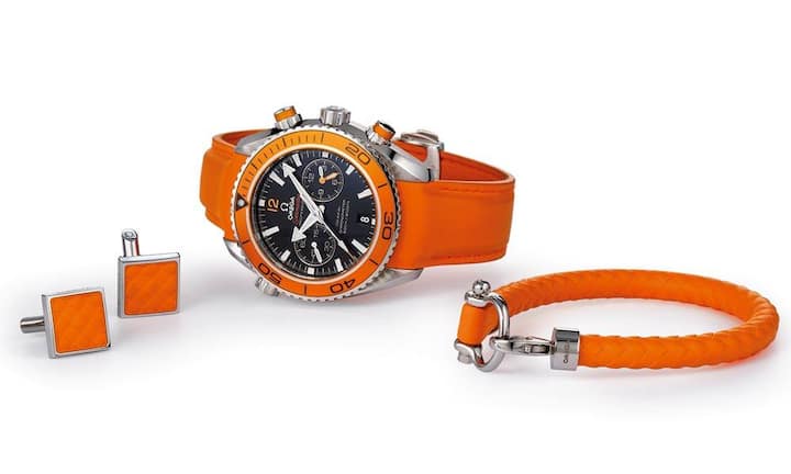 Farblich aufeinander abgestimmt und deshalb das Erfolgstrio von Omega: Manschettenknöpfe, Armbanduhr Seamaster und Kautschuk-Bracelet.