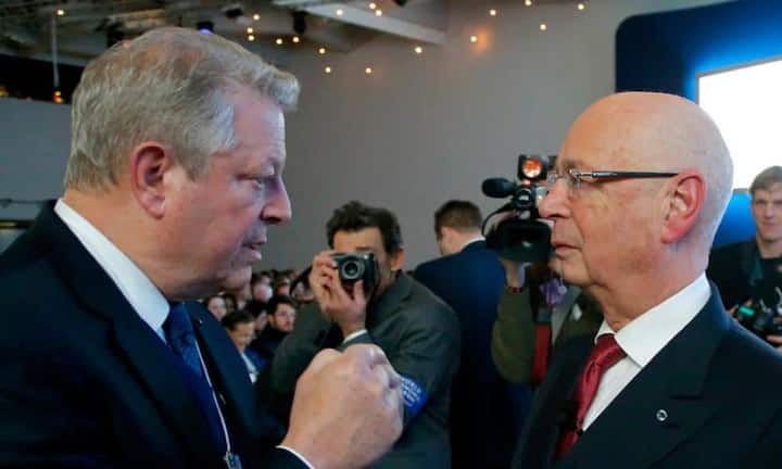 Intensives Gespräch: Der frühere US-Vizepräsident Al Gore (links) und Klaus Schwab, der Gründer des Weltwirtschaftsforums, bei den Crystal Awards.