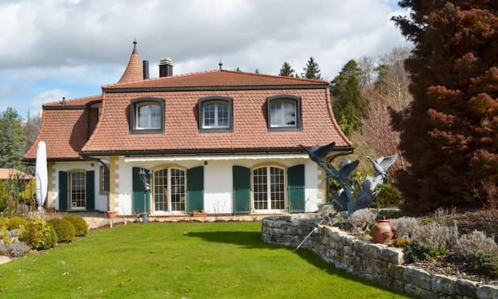 Die Villa befindet sich in Bourguillon, an der Peripherie von Freiburg, in einem Villenquartier an der Max-von-Sachsen-Strasse. Preis: 2'750'000 Franken Quelle und Bilder: Engel & Völkers