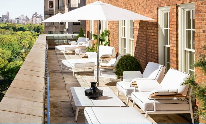 Platz 1 (2): The Mark, New YorkManhattan wird von hier zum Erlebnis, zugleich ist der neue Spitzenreiter eine relaxte Zuflucht an der Upper East Side. Das schöne Haus verbindet den Prickeleffekt eines Grandhotels mit der Herzlichkeit eines Boutiquehotels und setzt Massstäbe in Sachen Servicekultur. Standardisierte Phrasen gibt es hier nicht. Stattdessen fragt die Rezeptionistin beim Auschecken: «Was machen wir besser, wenn Sie nächstes Mal kommen?»The Mark