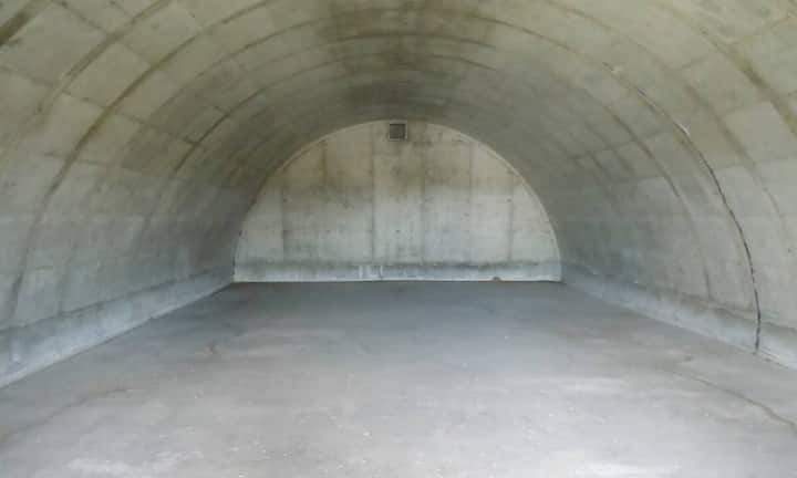 Die Bunker variieren in der Grösse zwischen etwa 8 Meter in der Breite und 18 oder 24 Meter in der Länge. Laut Vivos gibt es Platz für Vorräte, die mehr als ein Jahr ausreichen.