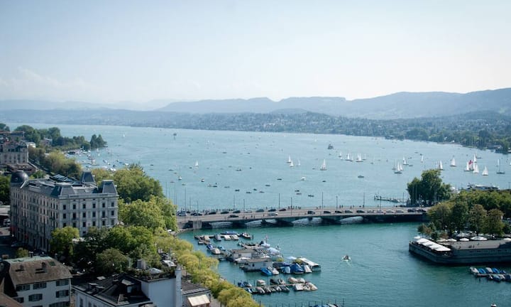 Platz 1: ZürichZürich bleibt die lebenswerteste Schweizer Stadt. Unter anderem beim Thema Mobilität holte die Stadt auf. Eine wesentliche Rolle dürften die im Juni 2014 eröffnete Durchmesserlinie und der Fahrplan 2016 spielen. Der Hauptbahnhof in Zürich ist ein Dreh- und Angelpunkt im Schienenverkehr, wo täglich über 400'000 Personen ein-, aus- und umsteigen.
Bild: Flickr/CC/SnippyHolloW