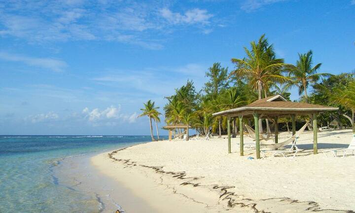 Platz 10: Kaimaninseln, KaribikDie zum britischen Überseegebiet des Vereinigten Königreichs zählende Insel ist eine waschechte Steueroase. Wassersportler sind in diesem Taucherparadies gut aufgehoben, während Nachtschwärmer derzeit eher noch in die Röhre gucken. Es gibt einige Investitionsinitiativen, die den Tourismus auf ein höheres Niveau heben werden. Durchschnitts-Hauspreis: 2,37 Millionen Dollar.Adam Gerritsma/Flickr/CC