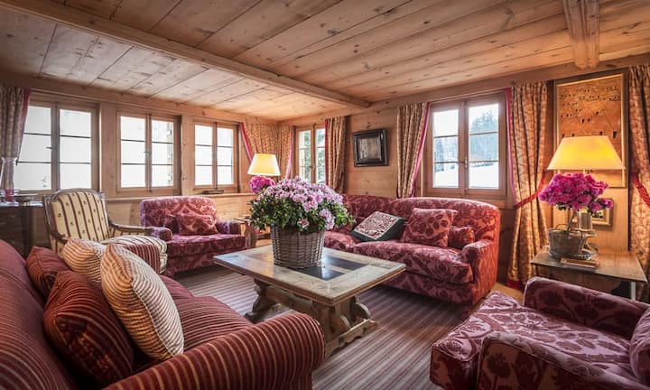 Das einmalige Bergpanorama von Gstaad sowie der grosse Garten bieten Raum für Erholung.