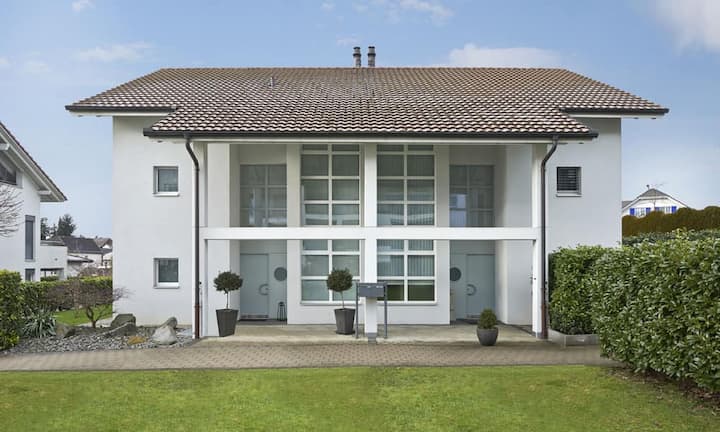 Die Liegenschaft ist ein verkehrsfreies Eckhaus mit eigenem Grundstück. Zur Liegenschaft gehört ein Anteil an der Wohnanlage Waldpark. Das grosszügig gestaltete 6,5 Zimmer Haus wurde als 7,5 Zimmer Haus konzipiert.