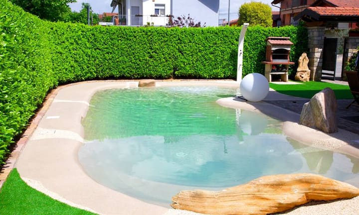 Die Wasseraufbereitung und die Beckenhydraulik orientieren sich an Schwimmbadbau-Standards, wo grösstmögliche Hygiene auch mit Naturprodukten auf Magnesiumbasis erreicht werden kann.