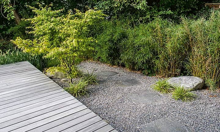 Zen-Terrasse: Asiatisch inspirierte Kargheit vermittelt auch auf kleinstem Raum ein Gefühl von Stille und Harmonie. Ein Kiesbeet, ein Japanischer Ahorn und für den Kontrast einige Farbtupfer wie Azaleen – fertig ist der Meditationsraum im Freien. Sehr effektvoll, aber auch kostspielig ist eine Baumskulptur in Form eines grossen Bonsais in einem Topf. Mit passender Lichtinszenierung entfaltet selbst ein karges Kiesbeet bei Dunkelheit eine stimmungsvolle Wirkung.