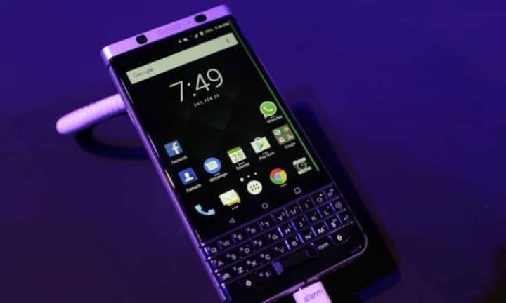Blackberry hat den Anfang gemacht und am Samstag das KeyONE präsentiert. Das Smartphone ist das erste, dessen Entwicklung komplett in der Hand der chinesischen Firma TLC gelegen hat. Das Gerät bringt die klassische Tastatur zurück, für die Blackberry bekannt ist. Die Kanadier haben die Entwicklung eigener Smartphones aufgegeben, nachdem der Martanteil zu sehr geschrumpft war.