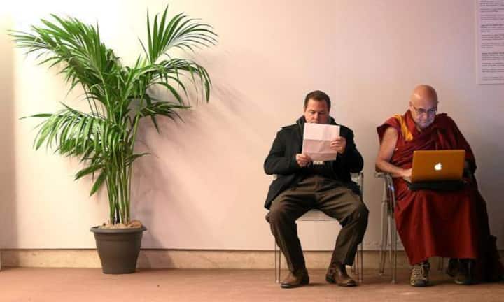 Die besten Bilder vom WEF 2015: Im Kongresszentrum in Davos warten die unterschiedlichsten Teilnehmer.swiss-image.ch