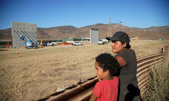 Status: Von der versprochenen Mauer steht kein einziger Stein, die Finanzierung ist völlig offen. Bisher haben Bewerber für die Bauarbeiten lediglich Prototypen eingereicht, die in Kalifornien getestet werden. Ob es zu dem Bau jemals kommt und ob es dann eine Mauer oder eher ein Zaun sein wird, ist völlig offen.Sandy Huffaker/Getty Images