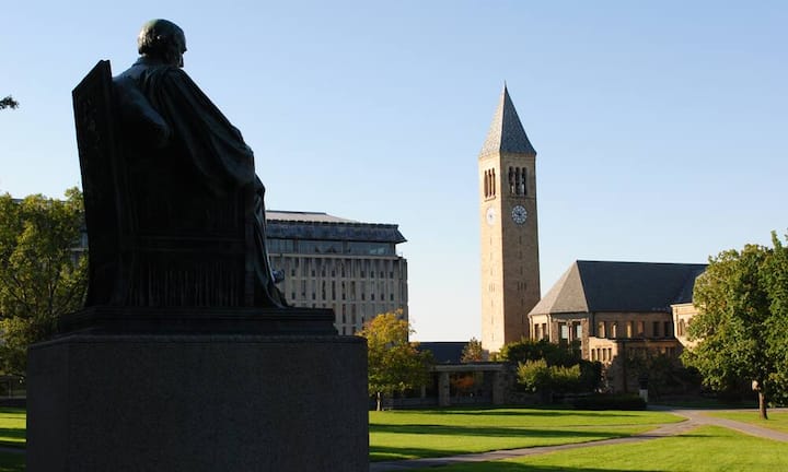 Platz 10: Cornell University Die Privatuniversität hat ihren Hauptcampus in Ithaca, New York, und hat insgesamt 560 Alumni, die heute zu den reichsten Menschen der Welt zählen. GFDL/Wikimedia/CC