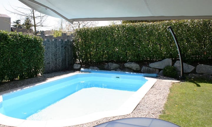 In den Garten integriert ist der solarbeheizte Swimming Pool.