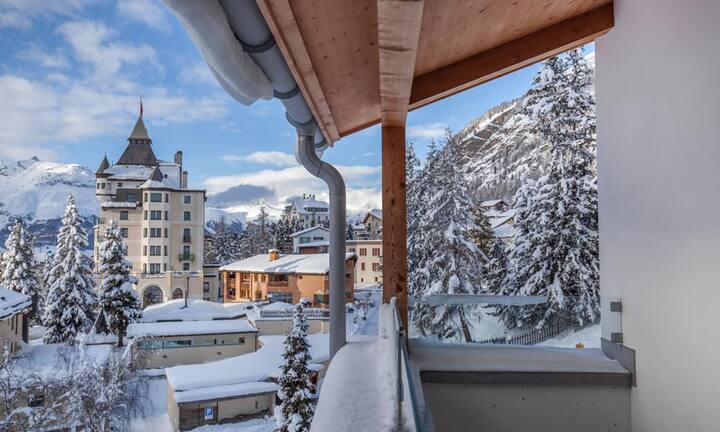 Vom Einfamilienhaus aus hat man uneingeschränkte Sicht auf das Engadiner Bergpanorama.