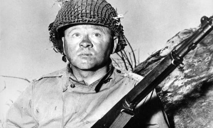 Rooney 1956 als G.I. Dooley in «Ein Fetzen Leben». In den 50er Jahren versuchte sich Rooney auch in ernsten Rollen.