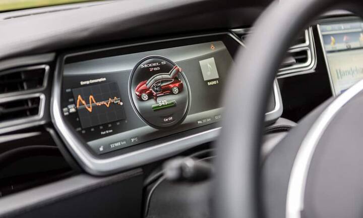Die Anzeige im Tesla ist voll elektronisch. Das Display hinter dem Steuerrad zeigt Geschwindigkeit, Stromverbrauch, Batteriestand, Radiosender und Telefongespräche an. Das Auto lässt sich problemlos mit dem Smartphone synchronisieren.     Das Auto hat der Fotograf Patrick Stoll exklusiv für handelszeitung.ch in Szene gesetzt.