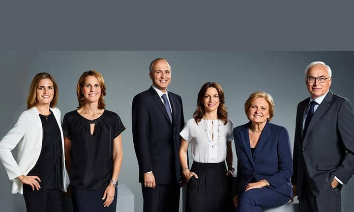 Platz 1: Familie LiebherrVermögen: 9 bis 10 Milliarden FrankenHans Liebherr kehrte wegen drohender Erbschaftssteuern Ende der 70er-Jahre Deutschland den Rücken und zog nach Bulle in den französischsprachigen Teil der Schweiz. Von dort aus dirigieren seine Kinder Willi und Isolde mit ihren teilhabenden Nachkommen den Weltkonzern Liebherr - und das höchst erfolgreich. ZVG