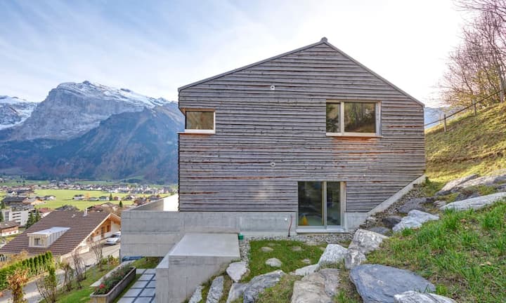 Das 2009 erbaute Einfamilienhaus hat eine Wohnfläche von 290 m².