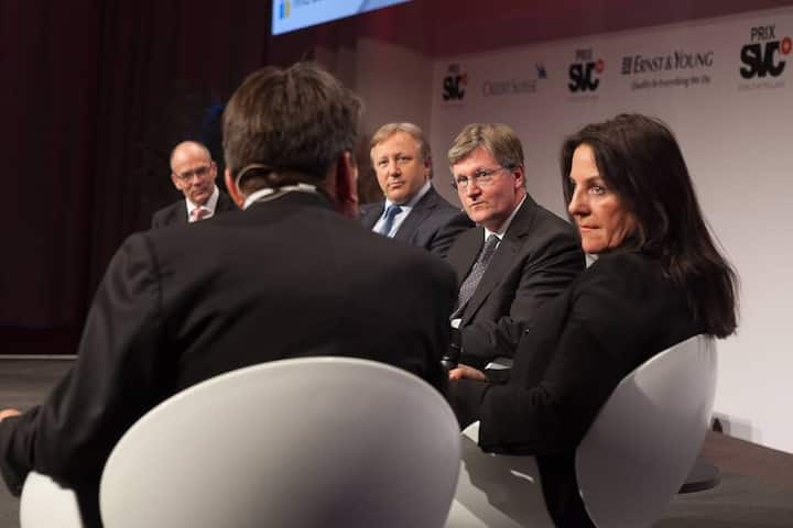 Wirtschaftstalk: Roger Wüthrich-Hasenböhler, Leiter KMU & Mitglied der Konzernleitung Swisscom AG; Stephan Klapproth, Moderator (von hinten) ;Hans-Ulrich Meister, Head Private Banking & CEO Region Switzerland, Credit Suisse; Bruno Chiomento, CEO, Ernst & Young AG; Petra Jenner, Country Manager Schweiz