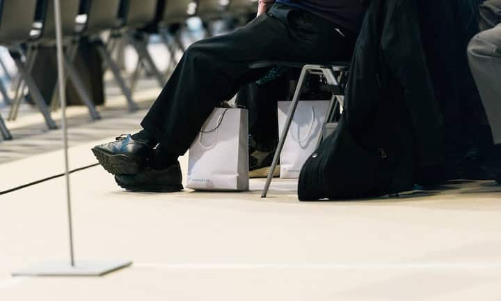 Jährlich treffen sich die Aktionäre der SMI-Konzerne an den Generalversammlungen, wählen den VR-Präsidenten oder stimmen über die Vergütung der Geschäftsleitung ab. Dabei werden sie auch immer reich beschenkt - mit Give-aways und Naturalien. Ein Überblick: