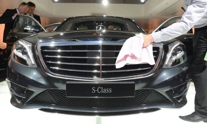 Leichtes Facelifting - die blankpolierte Frontansicht der S-Klasse: Als weltweit erstes Auto fährt die S-Klasse ohne Glühlampen vor, die komplette Beleuchtung wurde auf LED umgestellt.