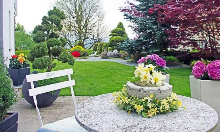 Rund um die Villa laden verschiedene Sitzplätze zum Entspannen ein.